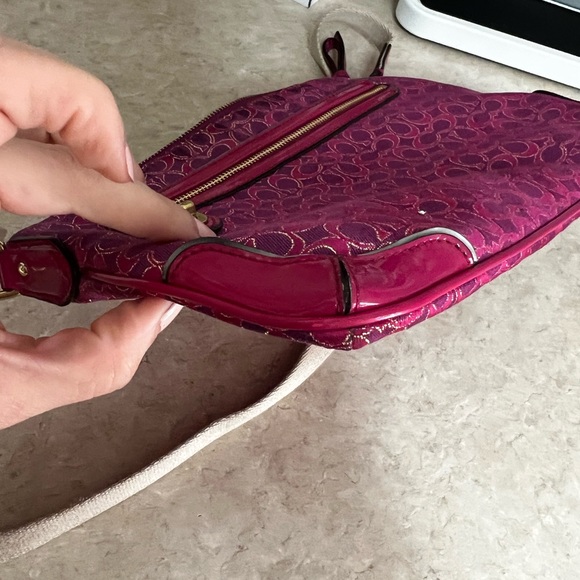 Coach Women's Poppy Signature Metallic East West Swingpack Crossbody Magenta - Picture 9 of 9